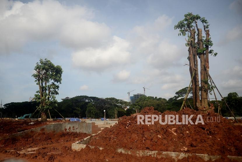Pohon-pohon baru tertanam di lokasi revitalisasi Plaza Selatan Monumen Nasional (Monas), Jakarta, Selasa (4/2).