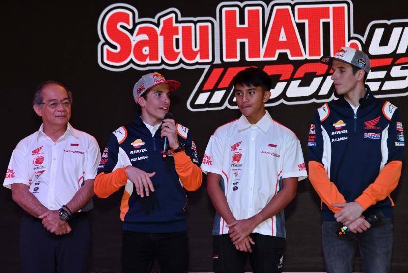 Presiden Direktur Astra Honda Motor (AHM) Toshiyuki Inuma (kiri), bersama duo pembalap tim Repsol Honda Marc Marquez (kedua kiri), Alex Marquez (kanan), dan pembalap AHRT Mario Suryo Aji (kedua kanan) mengikuti konferensi pers di sela peluncuran tim Astra Honda Racing Team (AHRT) 2020 di Jakarta, Selasa (4/2/2020).
