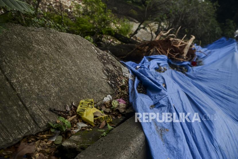 Kondisi trotoar yang terputus akibat jalan longsor 