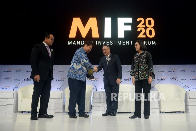 (dari kiri) Wamen BUMN Kartika Wirjoatmodjo, Menko Perekonomian Airlangga Hartarto, Dirut Bank Mandiri Royke Tumilaar dan Menkeu Sri Mulyani Indrawati berbincang dalam acara Mandiri Investment Forum 2020 di Jakarta, Rabu (5/2).