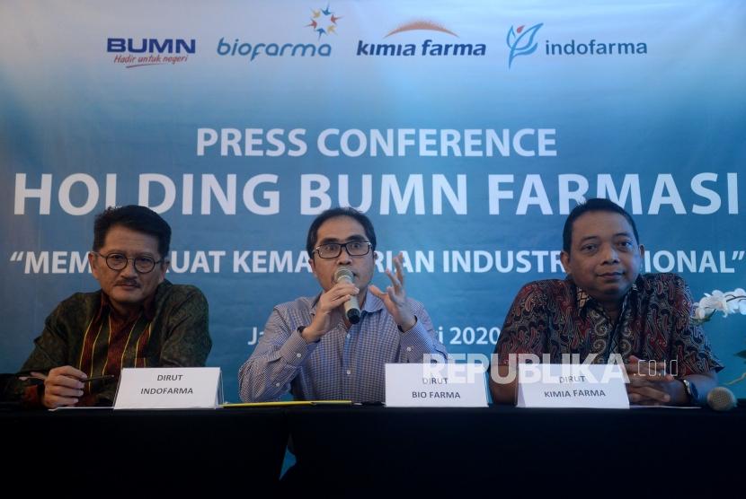 Direktur Utama Bio Farma Honesti Basyir (tengah) bersama Direktur Utama Kimia Farma Verdi Budidarmo (kanan) dan Direktur Utama Indofarma Arief Pramuhanto (kiri) memberikan keterangan terkait holding BUMN farmasi di Jakarta, Rabu (5/2).