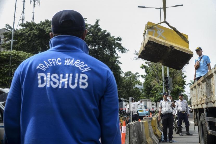 Petugas Dinas Perhubungan (Dishub) DKI Jakarta disanksi setelah terbukti memeras sopir bus yang membawa rombongan vaksinasi (ilustrasi).