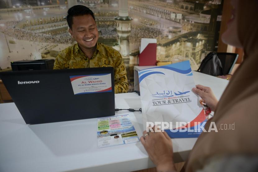 Calon jemaah saat konsultasi mengenai haji dan umroh di Kantor Travel Tour Al-Wahid, Tanah Abang, Jakarta, Rabu (5/2).