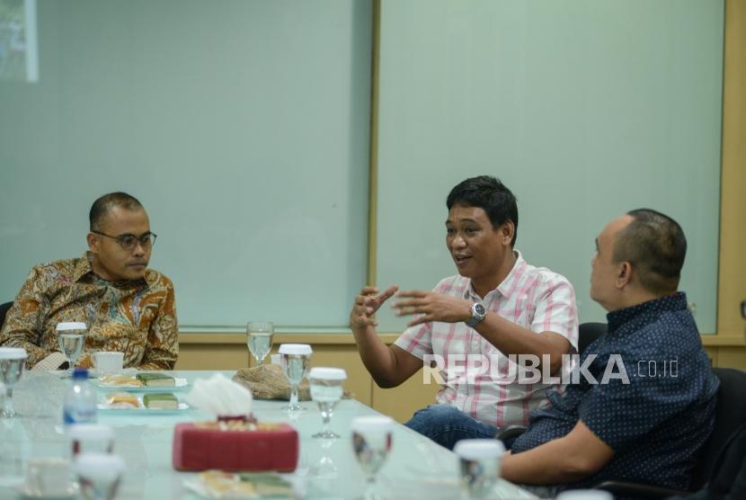 Pemimpin Redaksi Republika Irfan Junaidi (kiri), CEO Yayasan EcoNusa Bustar Maitar (tengah) bersama jajaran pengurus berkunjung ke kantor Republika, Jalan Warung Buncit, Jakarta, Rabu (5/2).