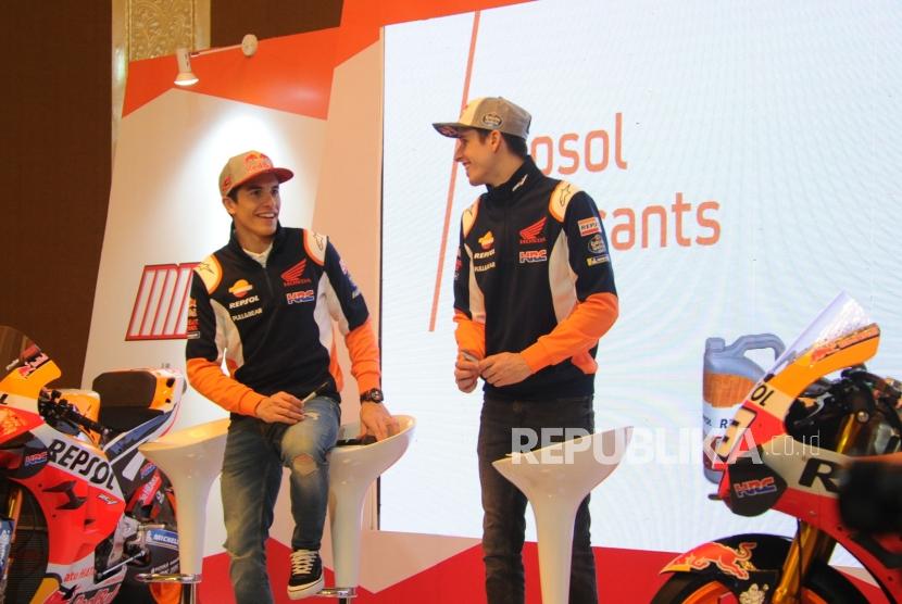 Pembalap MotoGP Repsol Honda 2020 Marc Marquez, Alex Marquez berbincang saat Repsol Lubricant Show di Jakarta, Rabu (5/2).