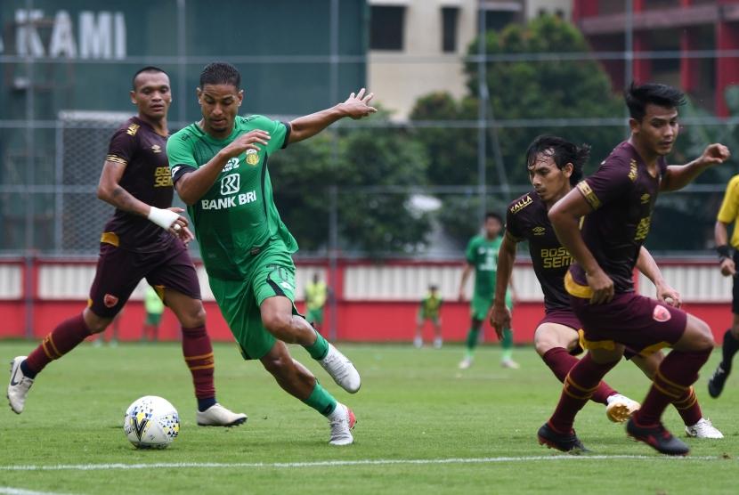 Pesepak bola Bhayangkara FC Renan Silva (kedua kiri) menggiring bola dengan kawalan sejumlah pesepak bola PSM Makassar dalam pertandingan uji coba yang berakhir dengan skor 1-0 untuk kemenangan PSM, di Stadion PTIK, Jakarta, Rabu (5/2/2020).
