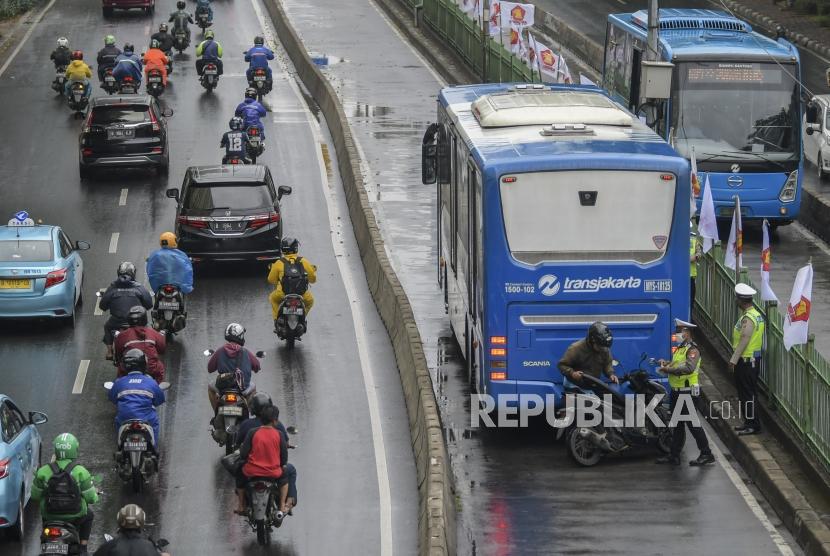 Transjakarta Beri Sanksi Sopir Penabrak Mobil di Kebayoran (Foto: ilustrasi Transjakarta)