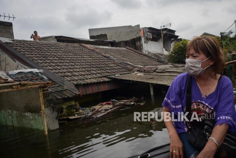PMI Tangerang Bagikan Matras ke Pengungsi Banjir Periuk. Sejumlah warga menaiki perahu karet saat banjir di kawasan Perumahan Periuk Damai, Kota Tangerang, Banten, Kamis (6/2).