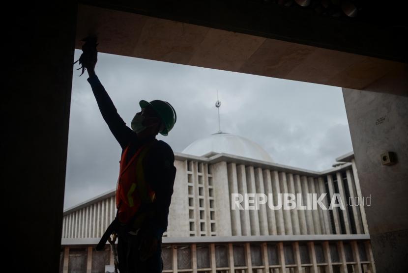 Pekerja menyelesaikan proyek renovasi Masjid Istiqlal, Jakarta, Kamis (6/2).