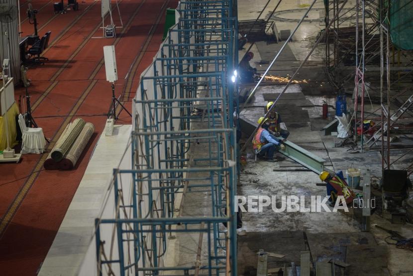 Terdampak Corona, Renovasi Masjid Istiqlal Baru 76 Persen. Pekerja menyelesaikan proyek renovasi Masjid Istiqlal, Jakarta.