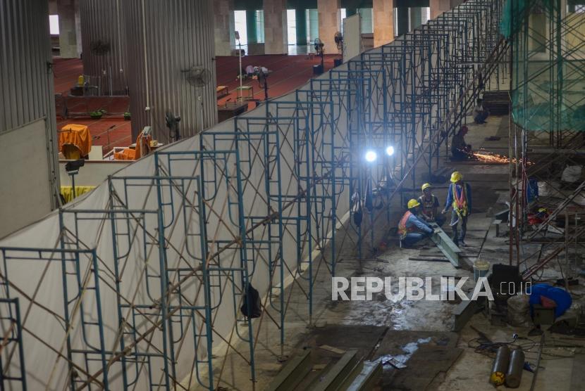 Molor Akibat Corona, Renovasi Istiqlal Rampung Juli. Foto: Pekerja menyelesaikan proyek renovasi Masjid Istiqlal, Jakarta, Kamis (6/2).