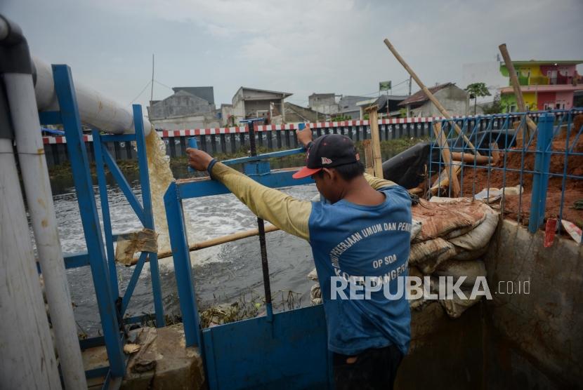 Petugas mengoperasikan pompa sedot air banjir di kawasan Total Persada, Kota Tangerang, Banten, Kamis (6/2).