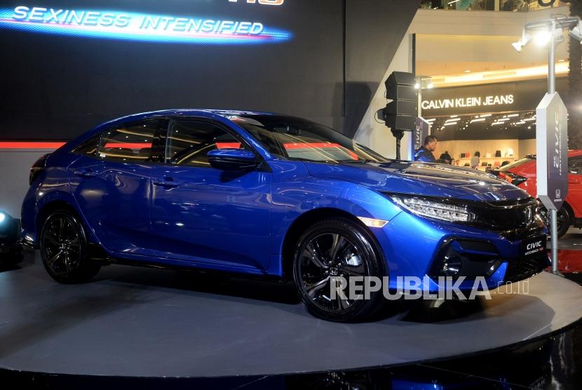 Mobil New Honda Civic Hatchback RS diperlihatkan pada acara peluncurannya di Jakarta, Kamis (6/2).