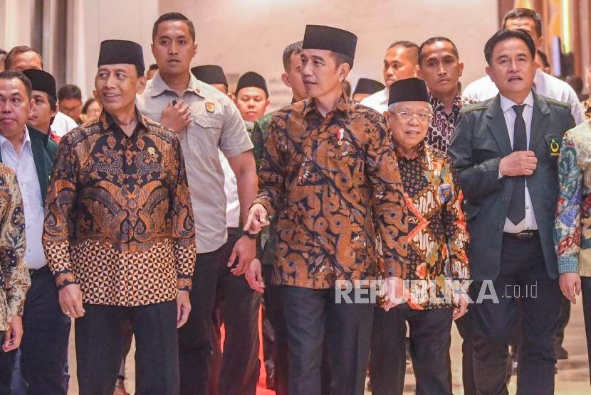 Presiden Joko Widodo (kedua kiri) dan Wakil Presiden Ma