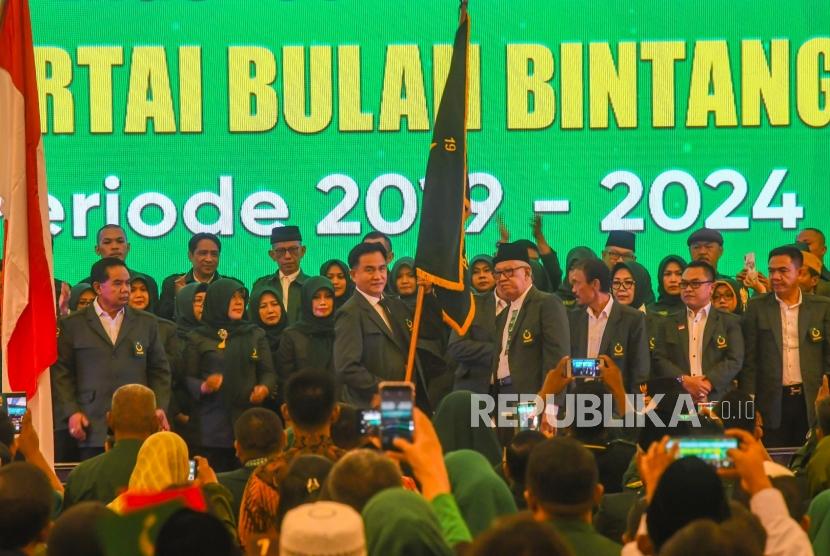 Ketua Umum Partai Bulan Bintang (PBB) Yusril Ihza Mahendra (kiri depan) menerima bendera Partai dari Ketua Majelis Syuro PBB KH. Muqoddas Murtadla (kanan depan) saat Pelantikan Pengurus Dewan Pimpinan Pusat Partai Bulan Bintang di Jakarta, Kamis (6/2/2020).