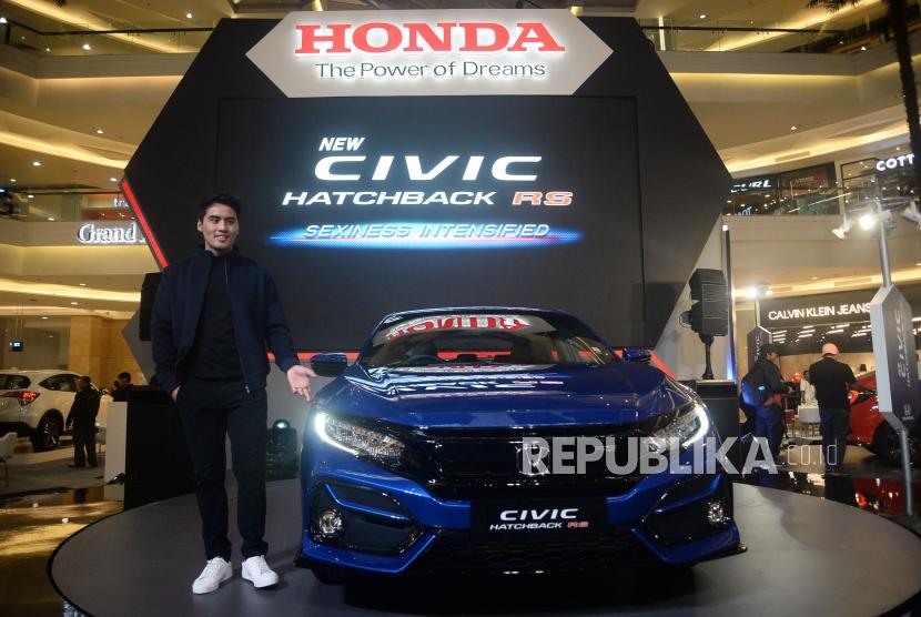 Model berpose didekat mobil New Honda Civic Hatchback RS pada acara peluncurannya di Jakarta, Kamis (6/2).