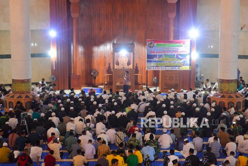 Menko Polhukam Machfud MD (tengah) memberikan sambutan di sela-sela dzikir dan doa bersama di Masjid Agung Natuna, Kepulauan Riau, Kamis (6/2/2020).