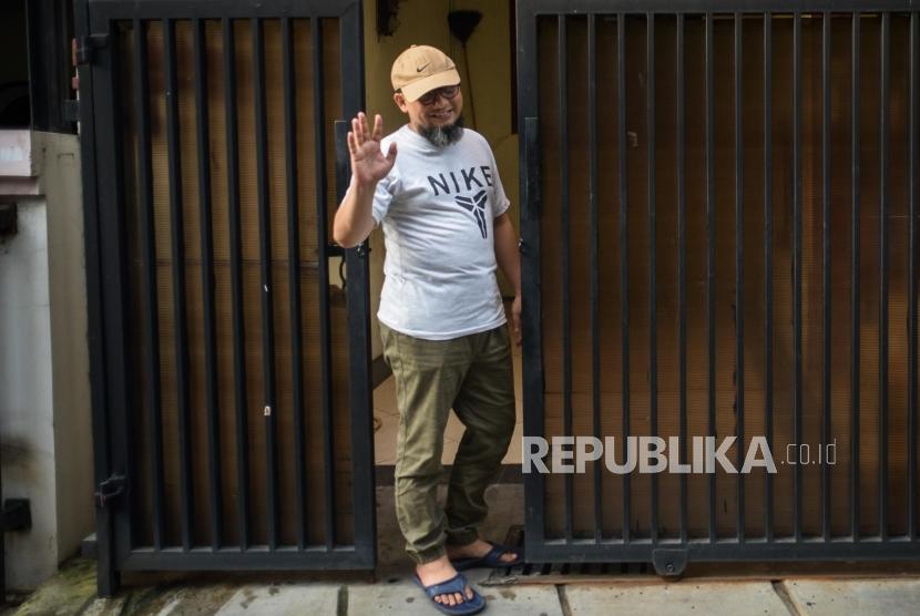 Penyidik KPK Novel Baswedan menyapa awak media usai berlangsungnya rekonstruksi kasus penyiraman air keras di kediamannya Jalan Deposito, Kelapa Gading, Jakarta, Jumat (7/2).