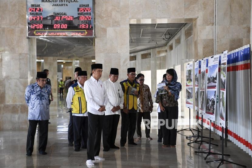 Presiden Joko Widodo (ketiga kiri) didampingi Menteri PUPR Basuki Hadimuljono (kedua kiri), Menteri Agama Fachrul Razi (kiri) dan Ketua Badan Pelaksana Pengelola Masjid Istiqlal Asep Saepudin (keempat kiri) meninjau renovasi Masjid Istiqlal di Jakarta, Jumat (7/2/2020). Renovasi disebut termasuk membangun terowongan antara Istiqlal dan Katedral.