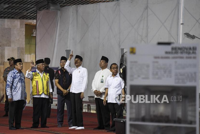 Presiden Joko Widodo (ketiga kanan) didampingi Menteri PUPR Basuki Hadimuljono (kedua kiri), Menteri Agama Fachrul Razi (kiri), Mensesneg Pratikno (kanan), Direktur Utama PT Waskita Karya I Gusti Ngurah Putra (ketiga kiri) dan Ketua Badan Pelaksana Pengelola Masjid Istiqlal Asep Saepudin (kedua kanan) meninjau renovasi Masjid Istiqlal di Jakarta, Jumat (7/2/2020).