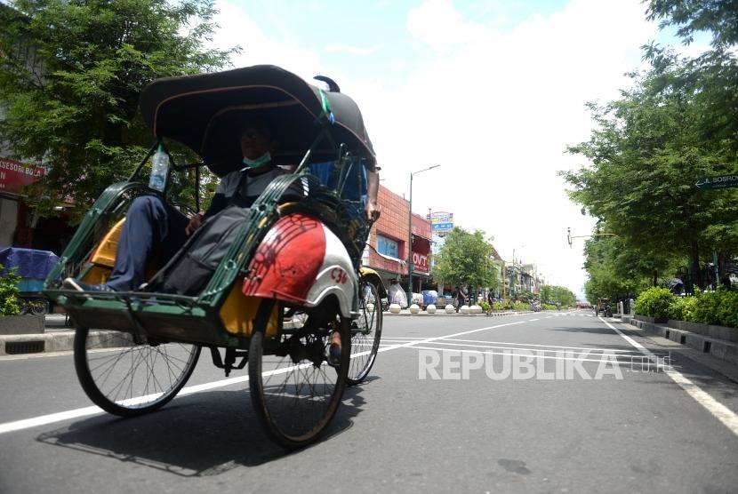Uji Coba Jalur Pedestrian Malioboro. Pengunjung menikmati jalur pedestrian di Malioboro, Yogyakarta, Jumat (7/2).