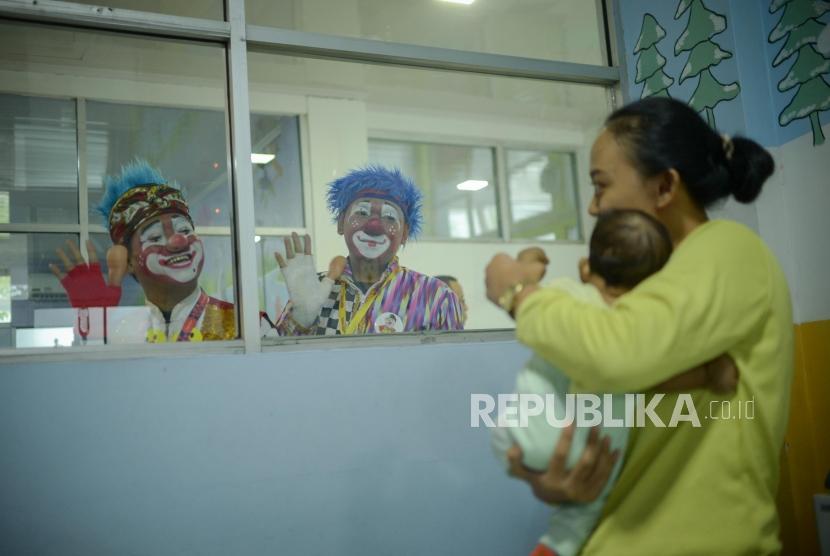 Komunitas Aku Badut Indonesia (ABI) bekerjasama dengan Yayasan Kasih Anak Kanker Indonesia (YKAKI) menghibur sejumlah anak pengidap kanker di RSPAD Gatot Subroto, Jakarta, Jumat (7/2/2020). Anak-anak yang berjuang melawan kanker membutuhkan perawatan paliatif sejak awal diagnosis.