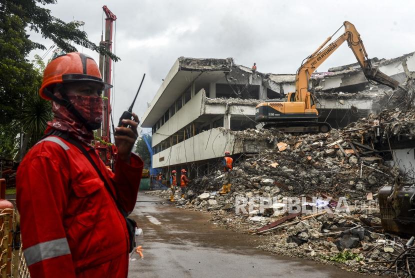 Pekerja membongkar gedung menggunakan alat berat di lokasi proyek revitalisasi kawasan Taman Ismail Marzuki (TIM) di Jakarta, Jumat (7/2).