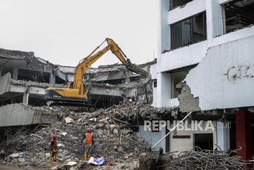 Pekerja membongkar gedung menggunakan alat berat di lokasi proyek revitalisasi kawasan Taman Ismail Marzuki (TIM) di Jakarta, Jumat (7/2).