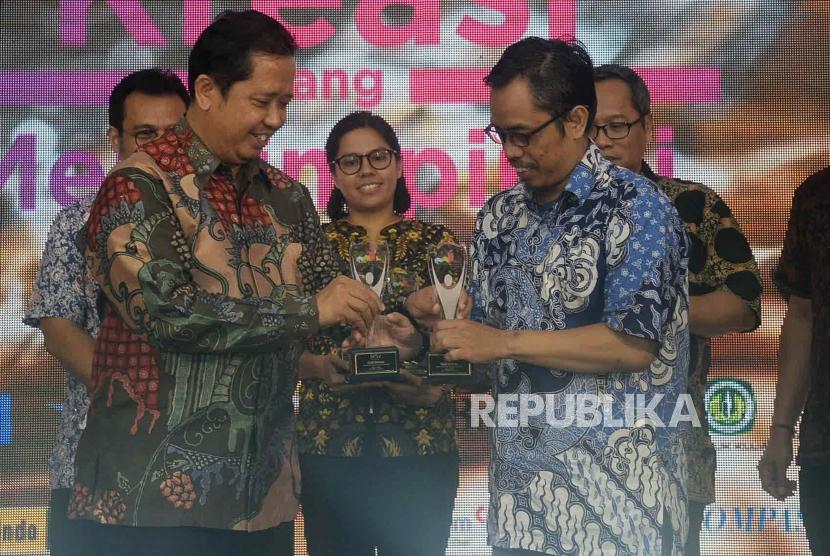 Ketua Bidang Pendidikan Serikat Perusahaan Pers (SPS) Syamsudin Hadi Sutarto memberikan penganugerahan kepada Kepala Bagian Infografis Republika Muhamad Ali Imron pada Awarding Night Serikat Perusahaan Pers (SPS) di Banjarmasin, Kalimantan Selatan, Jumat (7/2) malam.