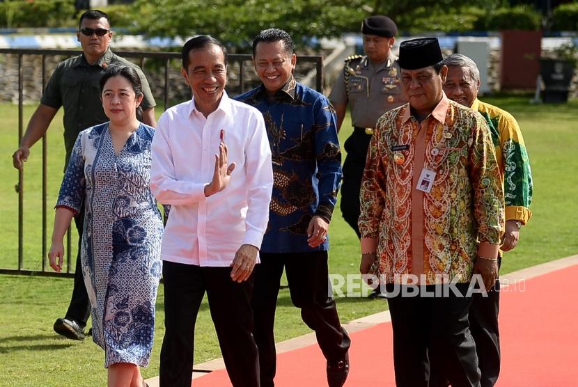 Presiden Joko Widodo (dua kiri) didampingi Gubernur Kalsel Sahbirin Noor (dua kanan),
