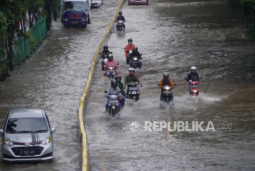 Sejumlah kendaraan roda dua dan empat melintas di jl WR Suprapto Jakarta, yang terendam banjir,  Sabtu (8/2).