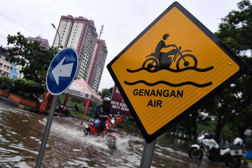 Pengendara motor melintasi banjir di Jalan Letjen Suprapto, Jakarta Pusat, Sabtu (8/2/2020).