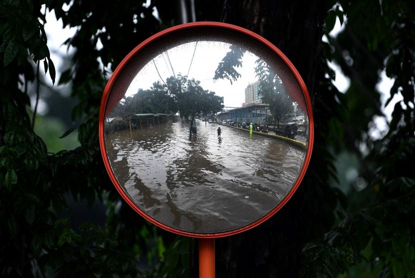 [Ilustrasi] Refleksi banjir di Jakarta Pusat (Jakpus). Wali Kota Jakarta Pusat Bayu Meghantara melalui camat dan lurah mulai mendata titik-titik evakuasi banjir. 