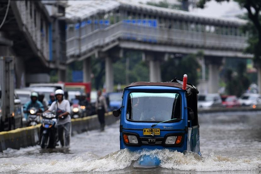 Sebuah Bajaj menerobos banjir di Jalan Letjen Suprapto, Jakarta Pusat, Sabtu (8/2/2020).