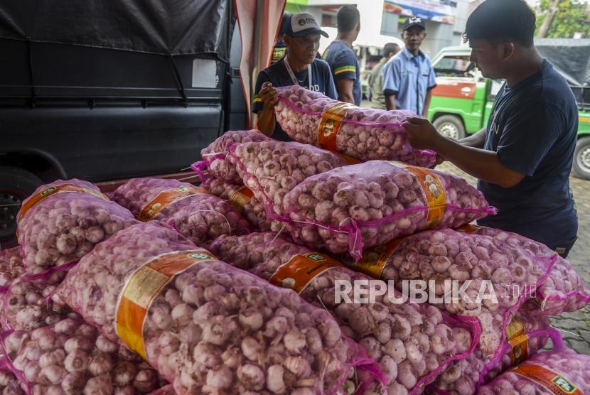 Harga bawang putih meroket tajam di sejumlah pasar di Kabupaten Purwakarta, Jawa Barat (Jabar) pasca merebaknya kasus virus corona di China (Foto: ilustrasi bawang putih)