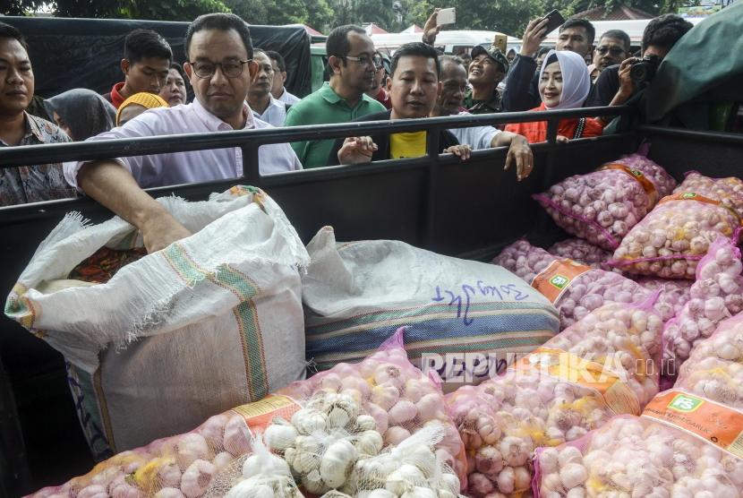Gubernur DKI Jakarta Anies Baswedan saat meninjau operasi pasar cabai merah dan bawang putih di Toko Tani Indonesia Center (TTIC), Pasar Minggu, Jakarta, Ahad (9/2).