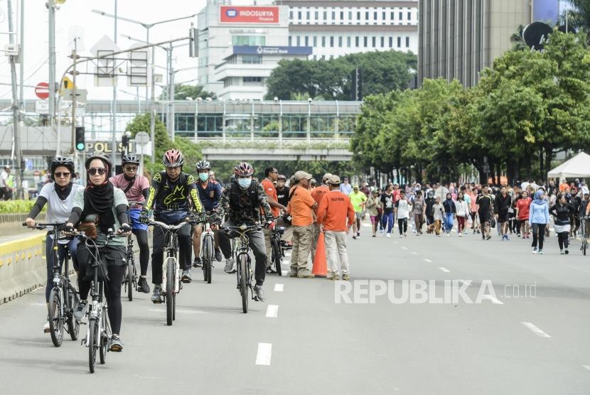 Sejumlah pesepeda melintas saat Car Free Day di jalan MH Thamrin, Jakarta, Ahad (9/2).(Republika/Putra M. Akbar)