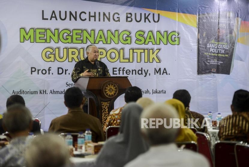 Ketua Dewan Pertimbangan MUI Din Syamsuddin memberikan testimoni saat peluncuran buku Mengenang Sang Guru Politik Bachtiar Effendy di Kantor PP Muhammadiyah, Menteng, Jakarta, Senin (10/2).
