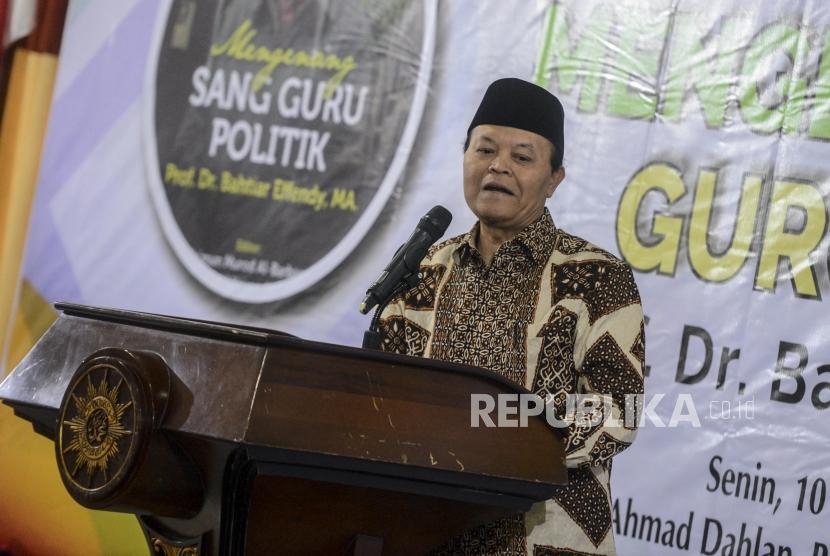 Wakil Ketua MPR Hidayat Nur Wahid menyampaikan testimoni saat peluncuran buku Mengenang Sang Guru Politik Bachtiar Effendy di Kantor PP Muhammadiyah, Menteng, Jakarta, Senin (10/2).