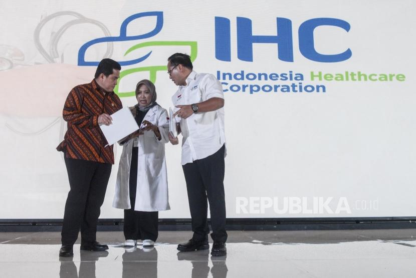 Menteri BUMN Erick Thohir (kiri), Wakil Menteri BUMN II Kartika Wirjoatmodjo (kanan), dan Direktur Utama PT Pertamina Bina Medika IHC Dokter Fathema Djan R. berbincang pada acara 1st Indonesia Healthcare Corporation Medical Forum di Jakarta, Senin (10/2).