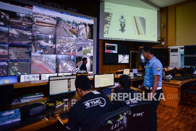 [Iilustrasi] Petugas back office ETLE Traffic Management Center (TMC) Polda Metro Jaya menganalisa pelanggaran roda dua.
