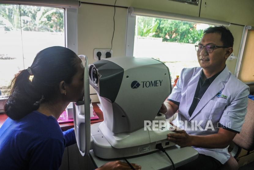 Dokter memeriksa kesehatan mata pasien di dalam kereta Rail Clinic di Stasiun Maja, Lebak, Banten, Selasa (11/2/2020).