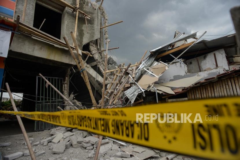 Kondisi bangunan ruko tiga lantai yang roboh di Pisangan Baru, Jakarta TImur, Selasa (11/2).
