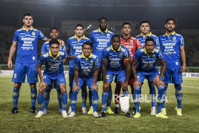 Pemain Persib Bandung berfoto sebelum pertandingan persahabatan melawan Barito Putera di Stasion Si Jalak Harupat, Kabupaten Bandung, Selasa (11/2).