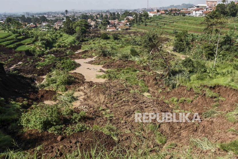 Kondisi lahan persawahan dan kolam ikan yang terdampak longsor akibat pergerakan tanah di Kampung Hegarmanah, Desa Sukatani, Kecamatan Ngamprah, Kabupaten Bandung Barat, Rabu (12/2).