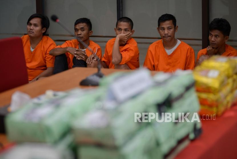 Tersangka kasus penyelundupan narkotika jenis methamphetamine (shabu) jaringan internasional dihadirkan saat Konferensi Pers ungkap kasus narkotika di Mabes Polri, Jakarta, Rabu (12/2).