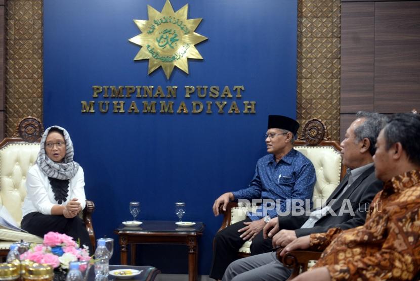 Menlu Temui Ketum PP Muhammadiyah. Menlu Retno Marsudi (kiri) bersama Ketum PP Muhammadiyah Haedar Nashir saati pertemuan tertutup di Kantor PP Muhammadiyah, Yogyakarta, Rabu (12/2).