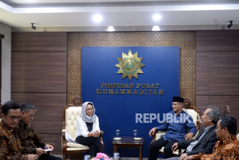 Menlu Temui Ketum PP Muhammadiyah. Menlu Retno Marsudi (tiga kiri) bersama Ketum PP Muhammadiyah Haedar Nashir saati pertemuan tertutup di Kantor PP Muhammadiyah, Yogyakarta, Rabu (12/2).