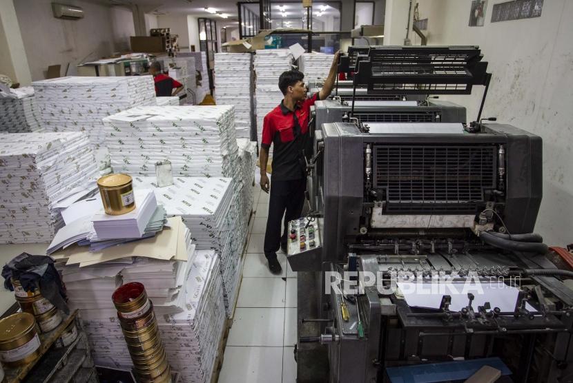 Seorang karyawan berinisial DH (25) di salah satu perusahaan percetakan di Bekasi, dilaporkan meninggal dunia diduga tersengat listrik mesin cetak (Foto: ilustrasi percetakan)