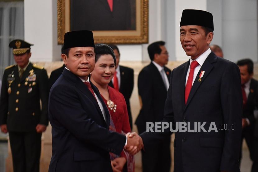 Presiden Joko Widodo (kanan) memberikan ucapan selamat kepada Laksamana Madya TNI Aan Kurnia seusai dilantik sebagai Kepala Badan Keamanan Laut di Istana Negara, Jakarta, Rabu (12/2/2020).